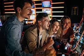 Antarmuka aplikasi dauntoto menampilkan menu sportsbook, live casino, dan slot di layar mobile